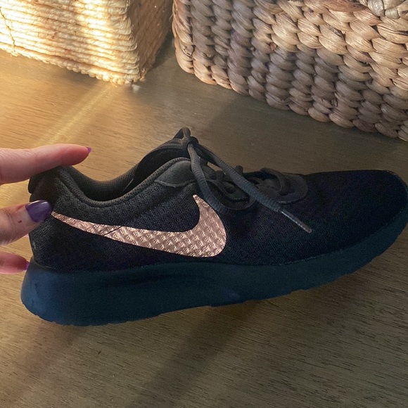 Black Nike sneakers with rose gold one emblem - Picture 3 of 3